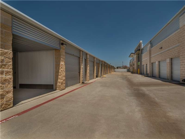 Facility photo: //images.sparefoot.com/medium/21717864e02e835ada5.jpg