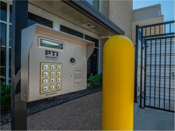 Facility photo: //images.sparefoot.com/medium/21717864e02e8843cb3.jpg