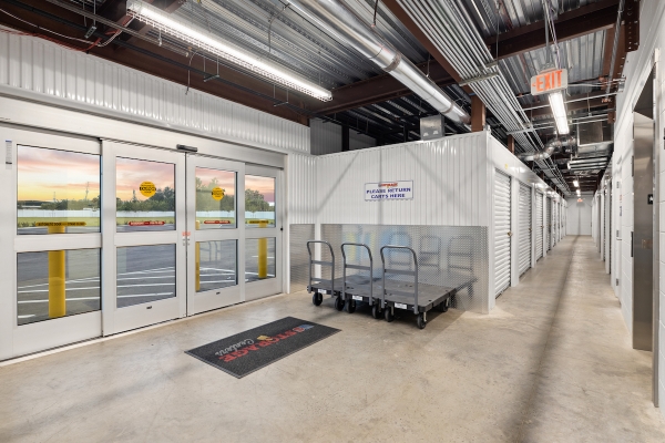 Facility photo: //images.sparefoot.com/medium/2171875f8472e1d4182.jpg