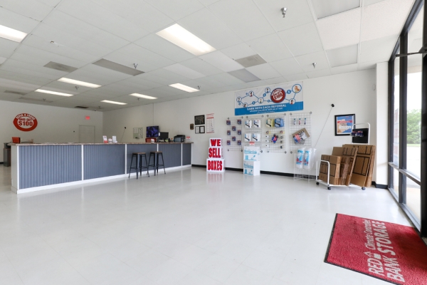 Facility photo: //images.sparefoot.com/medium/217264664658dfb2ffe.jpg