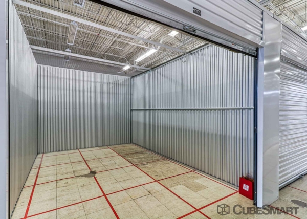 Facility photo: //images.sparefoot.com/medium/21726669f706d16e8a4.jpg