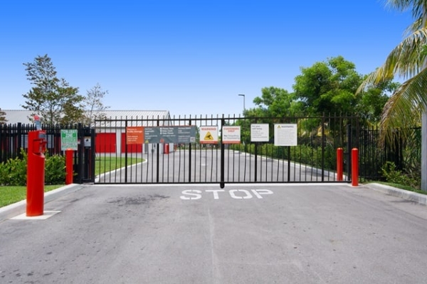 Facility photo: //images.sparefoot.com/medium/217323687f9159da28f.jpg
