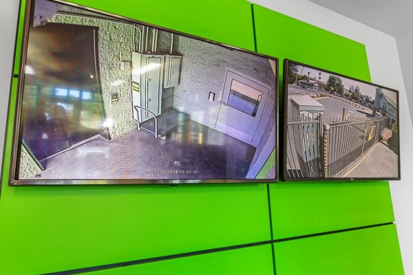 Facility photo: //images.sparefoot.com/medium/217325699433e0302d8.jpg