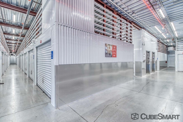 Facility photo: //images.sparefoot.com/medium/21738168833183088e6.jpg