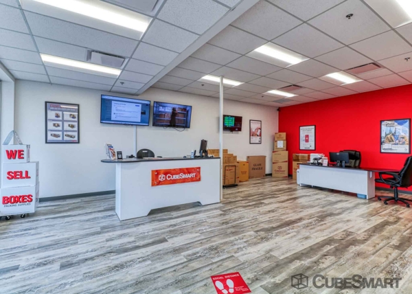 Facility photo: //images.sparefoot.com/medium/217483686f994b45898.jpg