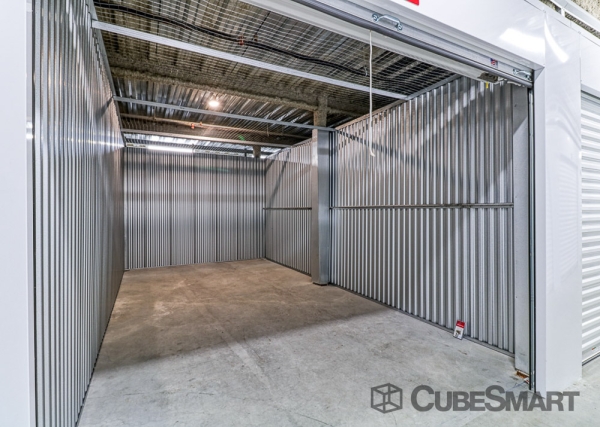 Facility photo: //images.sparefoot.com/medium/217528687f35e18e54d.jpg