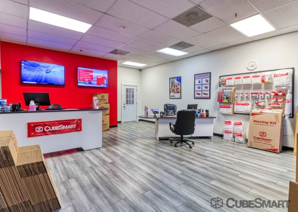 Facility photo: //images.sparefoot.com/medium/217567693937a288d78.jpg