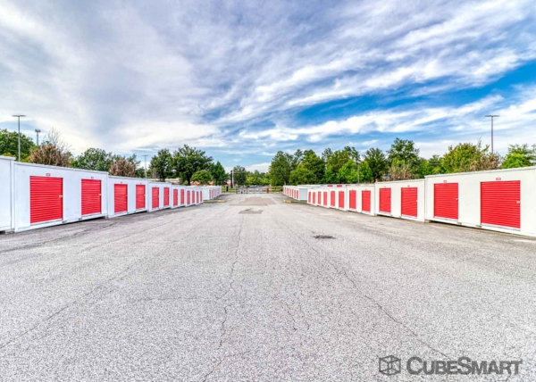 Facility photo: //images.sparefoot.com/medium/21757868906e99eba05.jpg