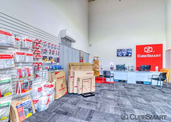 Facility photo: //images.sparefoot.com/medium/217578697742bb390c8.jpg