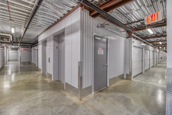 Facility photo: //images.sparefoot.com/medium/217649602c1a9a81f7e.jpg