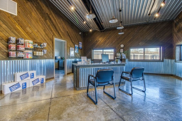 Facility photo: //images.sparefoot.com/medium/217649602c1aa912ce7.jpg