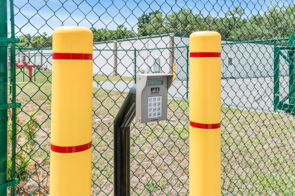 Facility photo: //images.sparefoot.com/medium/21782368f26c61a316e.jpg
