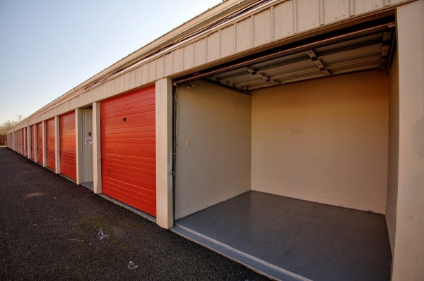 Facility photo: //images.sparefoot.com/medium/2178586887b11827958.jpg