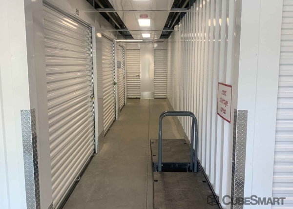 Facility photo: //images.sparefoot.com/medium/217867687f35098d144.jpg