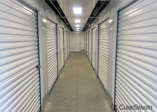 Facility photo: //images.sparefoot.com/medium/217867691ec9d6b8e8a.jpg