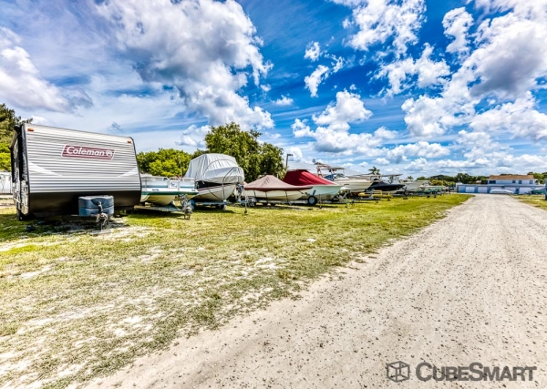 Facility photo: //images.sparefoot.com/medium/217869686f682d78eff.jpg