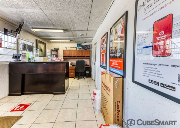 Facility photo: //images.sparefoot.com/medium/21786968832e884ae0b.jpg