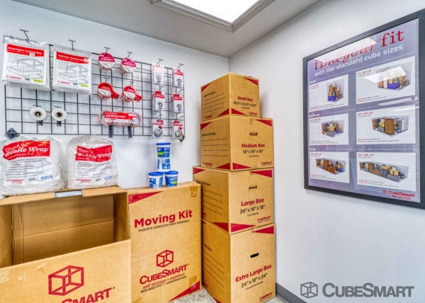 Facility photo: //images.sparefoot.com/medium/21787668834e076bb9f.jpg
