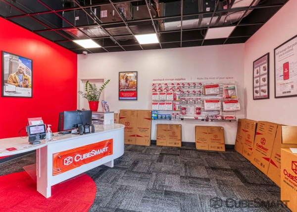 Facility photo: //images.sparefoot.com/medium/2180226894651e3c54b.jpg