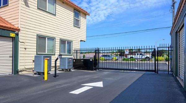 Facility photo: //images.sparefoot.com/medium/218068697d2253ec398.jpg