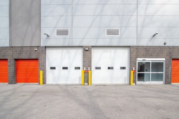 Facility photo: //images.sparefoot.com/medium/218301689b3f39340c8.jpg
