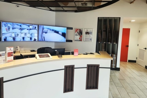 Facility photo: //images.sparefoot.com/medium/218305693ad4b4de290.jpg