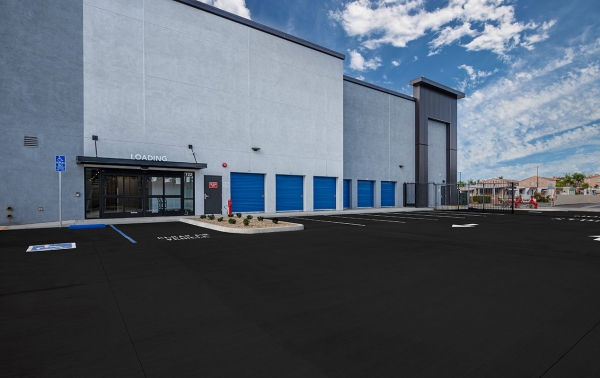 Facility photo: //images.sparefoot.com/medium/2183395ff3534aed10a.jpg