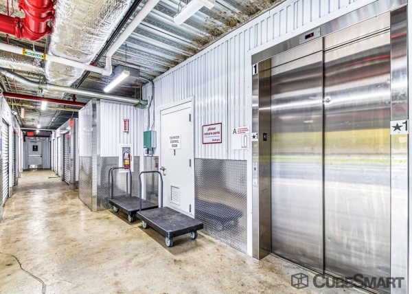 Facility photo: //images.sparefoot.com/medium/218501693d3660c7427.jpg