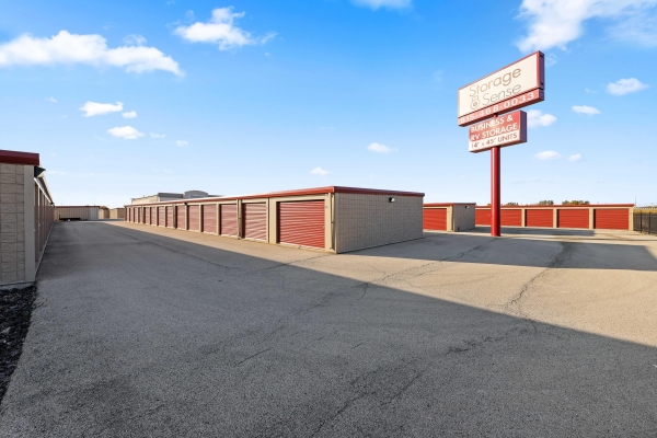 Facility photo: //images.sparefoot.com/medium/2185776899f8698e3d0.jpg