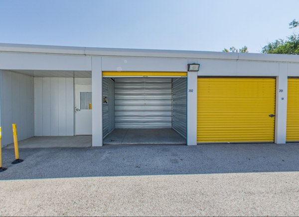 Facility photo: //images.sparefoot.com/medium/218578689a033ae96ed.png