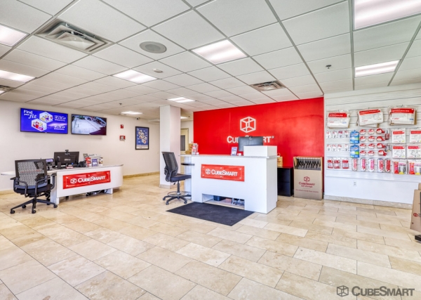 Facility photo: //images.sparefoot.com/medium/21858369de0b341702f.jpg