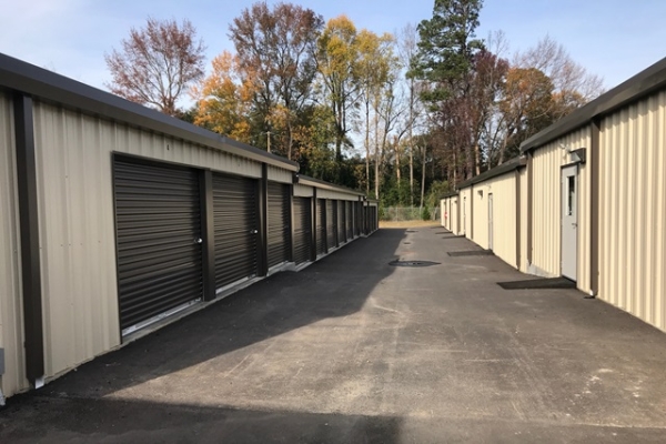 Facility photo: //images.sparefoot.com/medium/21860768b98f9417acb.jpg