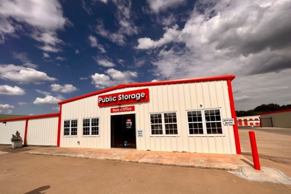Facility photo: //images.sparefoot.com/medium/21867469f4aa55a3bfd.jpg