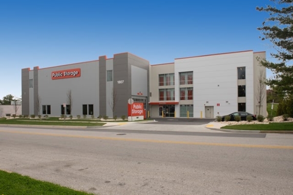 Facility photo: //images.sparefoot.com/medium/218720695fbac64d914.jpg