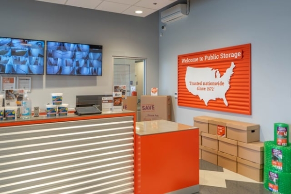 Facility photo: //images.sparefoot.com/medium/2187326990825314b4e.jpg