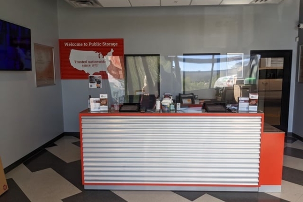 Facility photo: //images.sparefoot.com/medium/218734688e0f6e76294.jpg