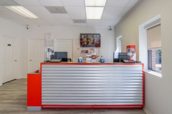 Facility photo: //images.sparefoot.com/medium/218843696a482096a3f.jpg