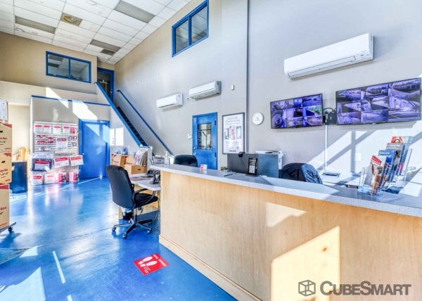 Facility photo: //images.sparefoot.com/medium/21885668835de033065.jpg