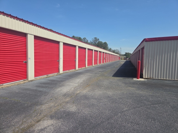 Facility photo: //images.sparefoot.com/medium/2188726a0b836786d04.jpg