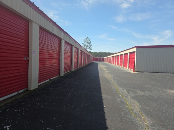 Facility photo: //images.sparefoot.com/medium/2188726a0b8369ed63a.jpg