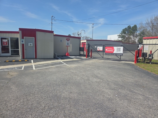Facility photo: //images.sparefoot.com/medium/2188726a0b836b04807.jpg