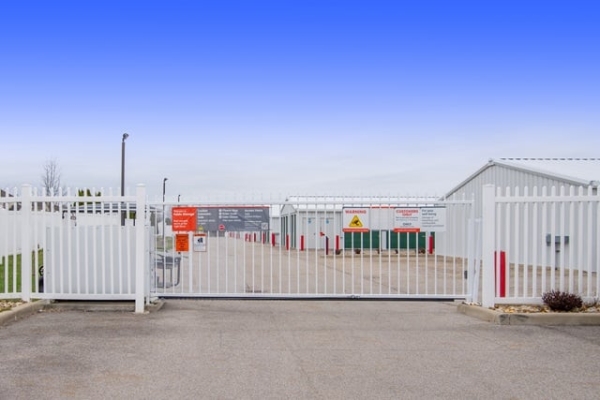 Facility photo: //images.sparefoot.com/medium/2188816866812c5ebca.jpg
