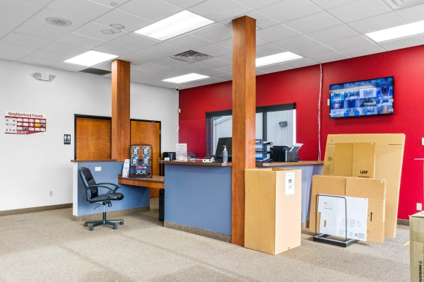 Facility photo: //images.sparefoot.com/medium/218900689639266bb0b.jpg
