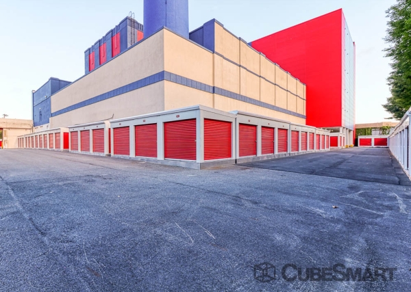 Facility photo: //images.sparefoot.com/medium/218924686f7f5c841e8.jpg