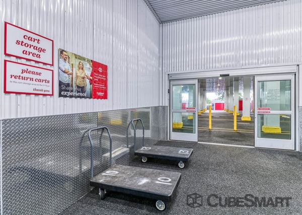 Facility photo: //images.sparefoot.com/medium/218924695f7abb42221.jpg