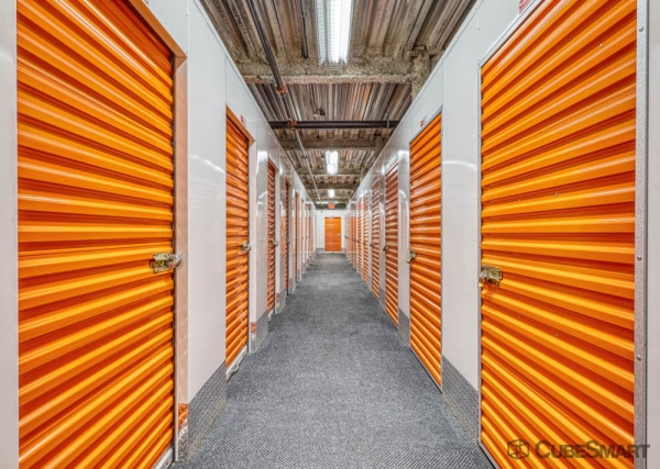 Facility photo: //images.sparefoot.com/medium/2189286a33b7005dad1.jpg
