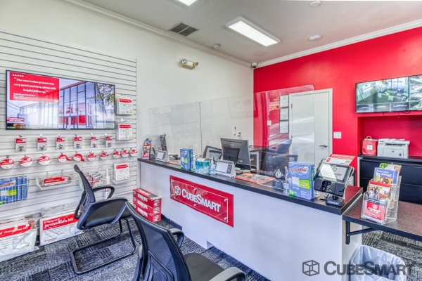 Facility photo: //images.sparefoot.com/medium/2189346912f00c6384e.jpg