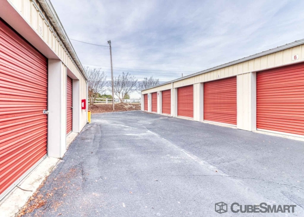 Facility photo: //images.sparefoot.com/medium/21905468834fe1af481.jpg
