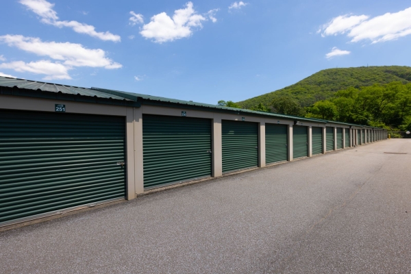 Facility photo: //images.sparefoot.com/medium/219201695ec1b027693.jpeg