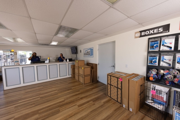 Facility photo: //images.sparefoot.com/medium/219201695ec1b582a05.jpeg